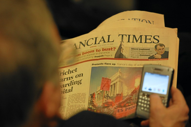 DAVOS-KLOSTERS/SWITZERLAND, 30JAN09 - An unidentified participant reads the newspaper at the congress centre during the Annual Meeting 2009 of the World Economic Forum in Davos, Switzerland, January 30, 2009. Copyright by World Economic Forum swiss-image.ch/Photo by Christof Sonderegger