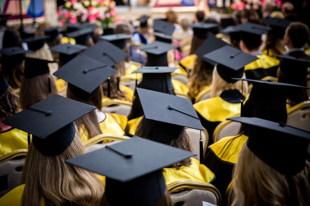 В этом году ЕГУ вручил 171 бакалаврский и магистерский диплом:&nbsp;фоторепортаж