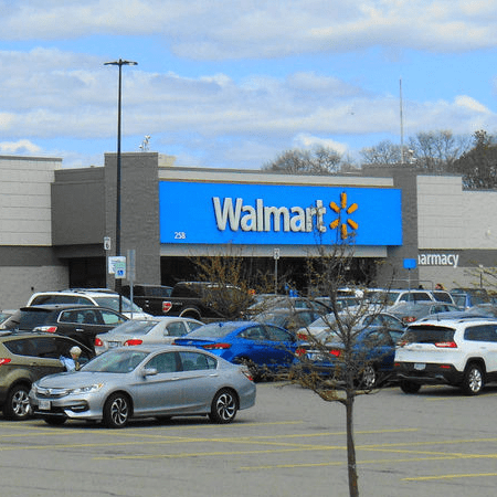 Страны Балтии требуют от Walmart изъять одежду с символикой&nbsp;СССР