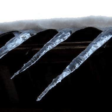 Оттепель и ее последствия: сосульки, которые угрожают жизни&nbsp;людей