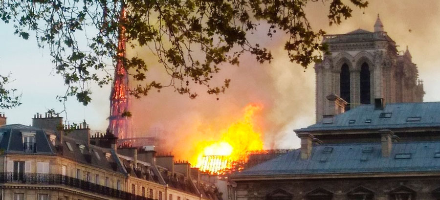 Пожар в Соборе Парижской Богоматери